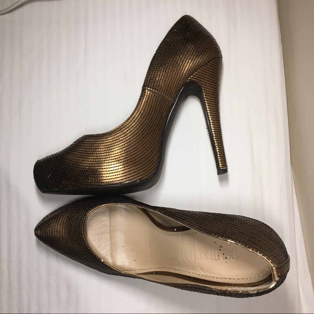 Metallic gold pumps